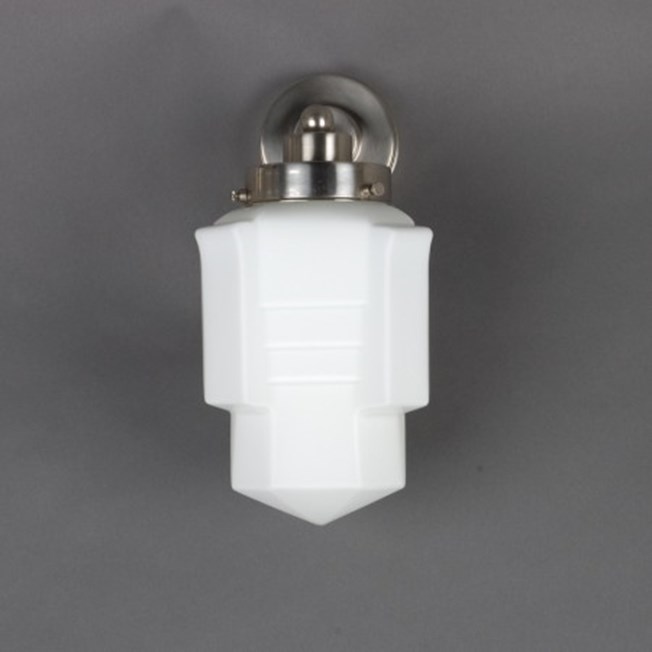 Wandlamp met matnikkel, strak armatuur en opaline / melk witte glaskap