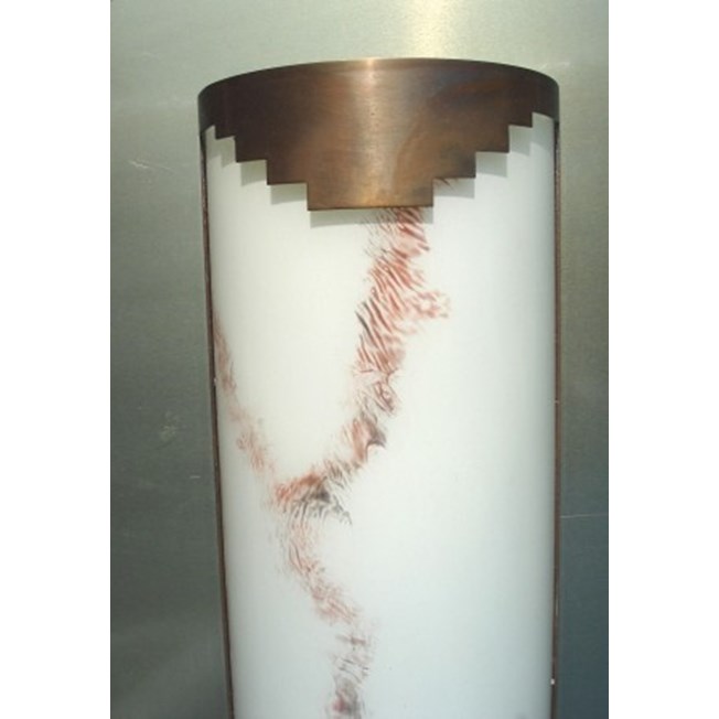 Wandlamp Aruba met licht bronzen armatuur en roomwit gemarmerd glas met roesttint ader
