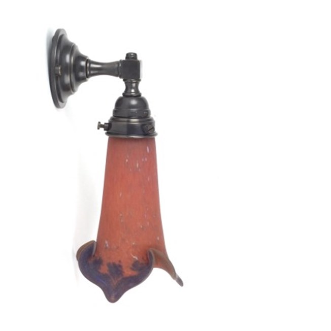 Badkamer wandlamp in brons, met een aardetinten pate de verre glaskap