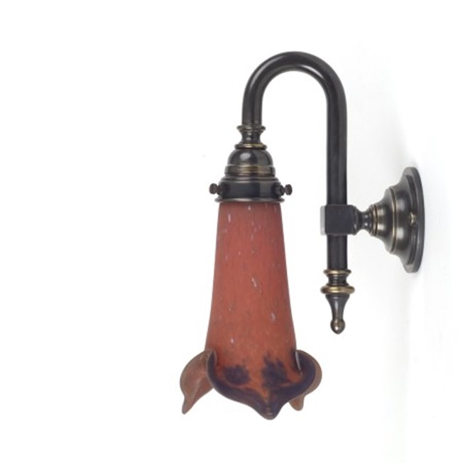 Badkamer wandlamp met een boog in brons, met een aardetinten pate de verre glaskap