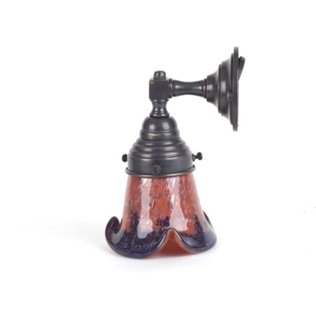Badkamer wandlamp in brons met een kort Pate-de-Verre glaskap in glanzende aardetinten