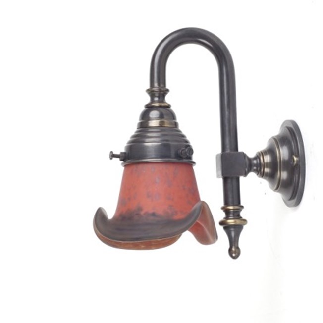 Badkamerwandlamp met een boog in brons, met een korte pate-de-verre kap