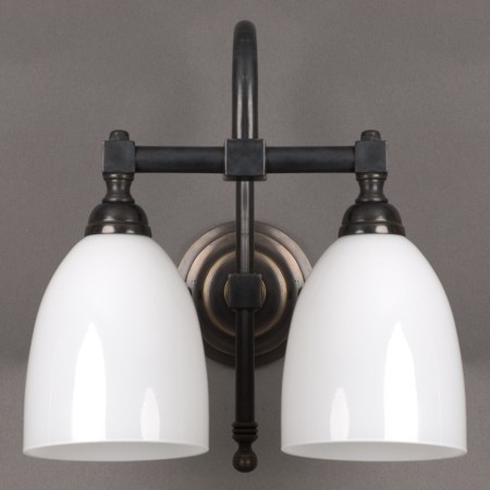 Badkamerlamp met Gebogen, bronzen armatuur en opaal witte glaskappen