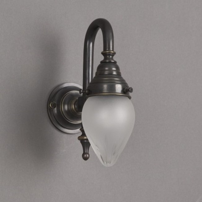 Badkamer wandlamp met bronzen armatuur en kleine, ellips vormige, ster geslepen glaskap