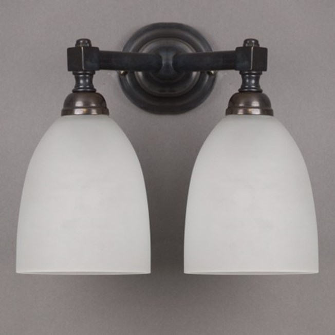 Badkamerlamp v-vorm met geetste glaskappen aan bronzen armatuur