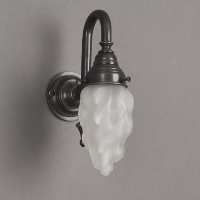 Badkamerlamp in brons met een kleine boog en een geetste, vlamvormige glaskap