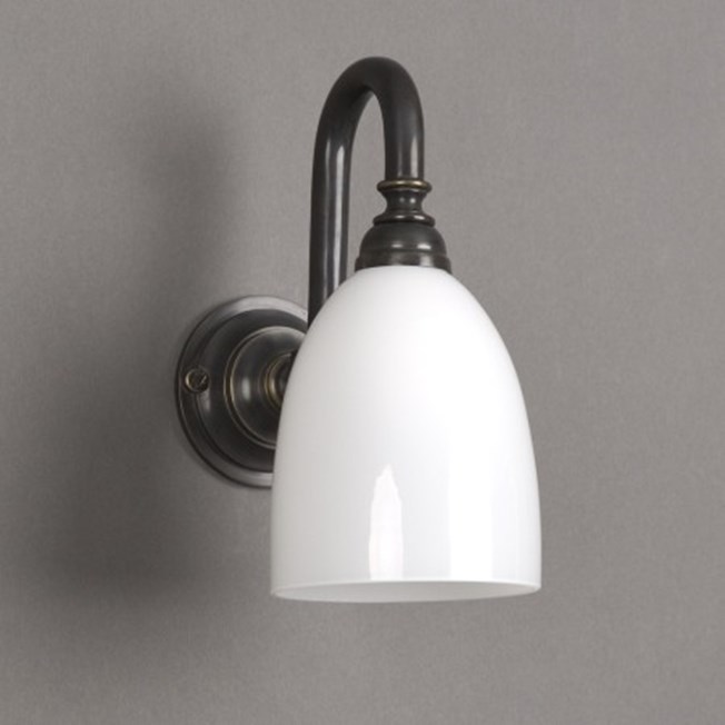 Badkamerlamp beker kleine boog met bronzen armatuur en opaal witte glaskap