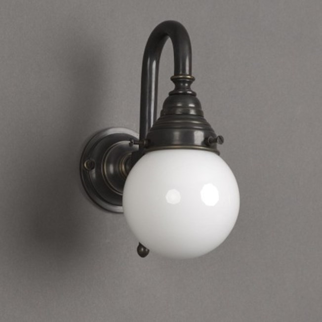 Badkamer wandlamp brons met opaal witte glaskap bol