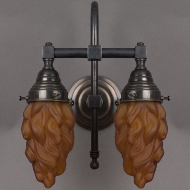 Badkamer wandlamp grote boog met bronzen armatuur en bruine, vlamvormige glaskappen