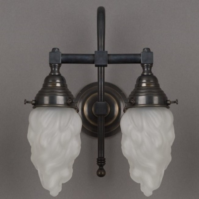 Badkamer wandlamp grote boog met bronzen armatuur en geetste, vlam vormige glaskappen