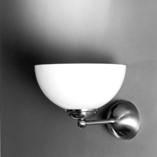 Uplight wandlamp hier afgebeeld in Matnikkel armatuur en een opaline glaskap