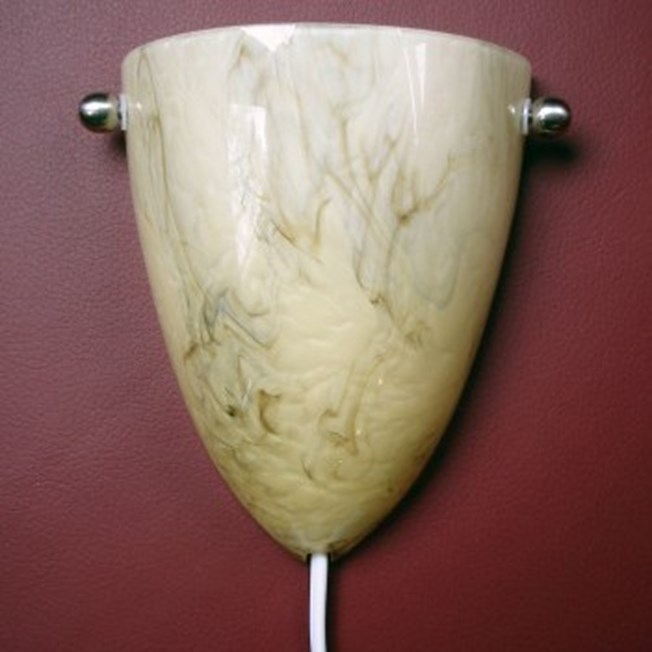 Wandlamp parabool groot met gemarmerd glas, matnikkel armatuur en een snoer met stekker.